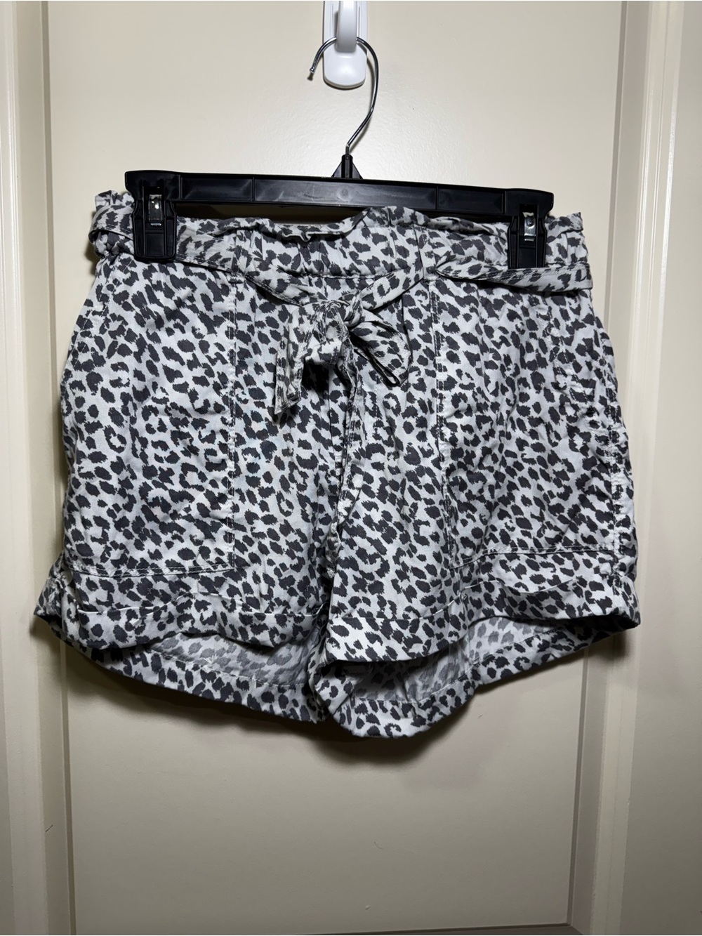 aerie High-Waist Tie-Belt Animal Print Shorts - White & Gray